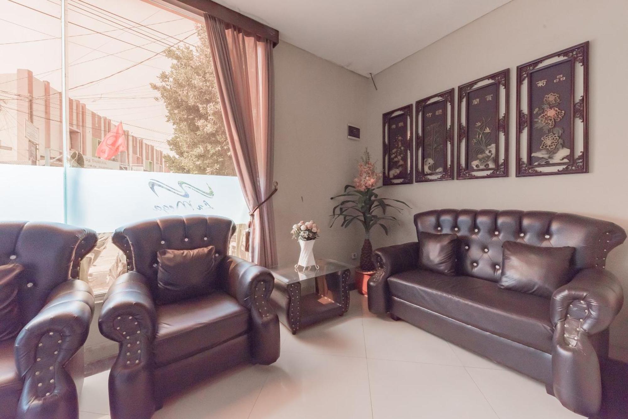 Reddoorz At La Mega Near Pasar Pagi Cirebon Otel Dış mekan fotoğraf